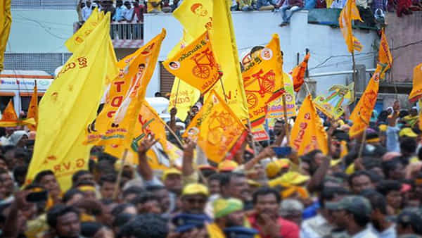 Andhra Pradesh: రెండు వర్గాలుగా విడిపోయిన టీడీపీ.. సమావేశం కార్యక్రమంలో రచ్చ రచ్చ