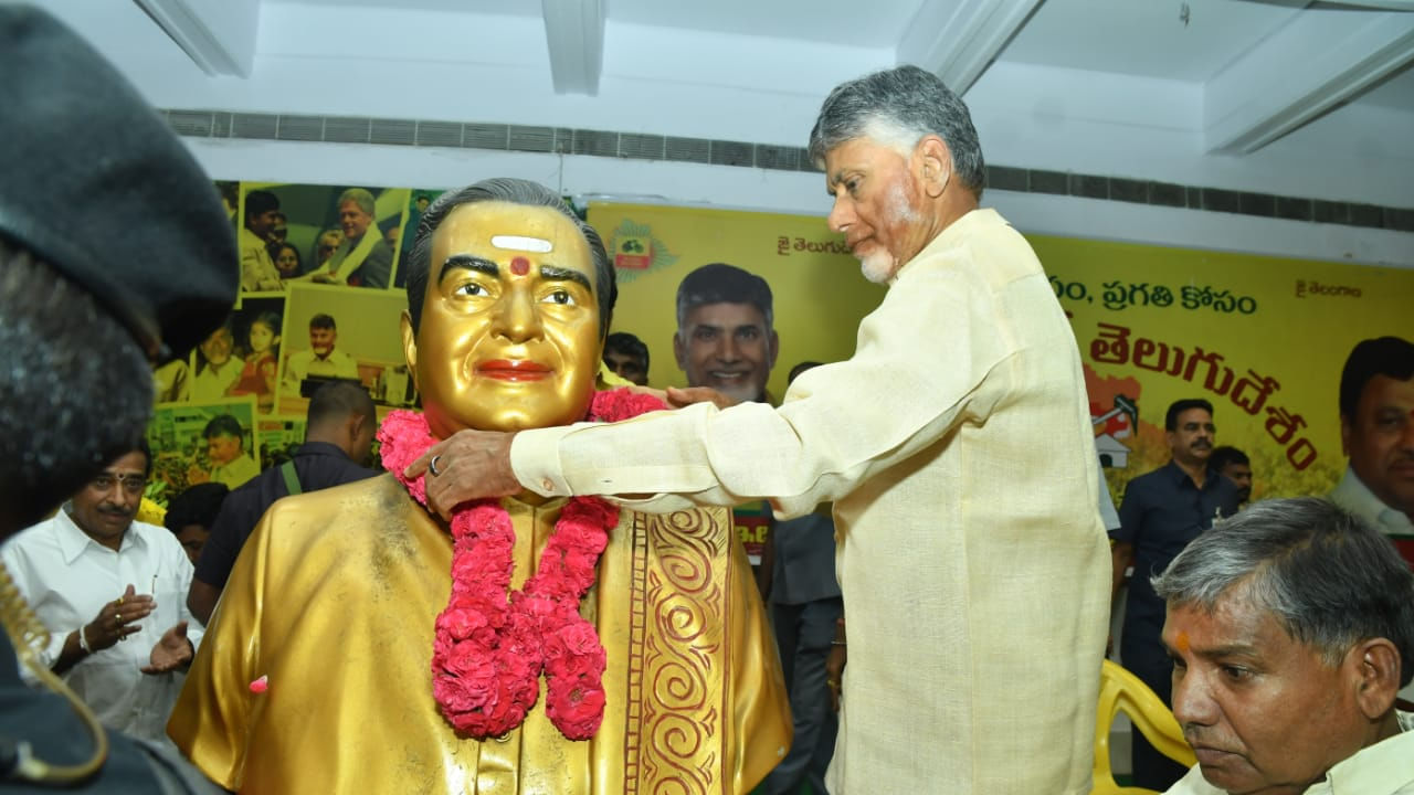 అయితే, టీడీపీతో పొత్తు వార్తల్ని తెలంగాణా బీజేపీ కొట్టిపారేసింది. అటువంటి అవసరమే తమకు తేదని తేల్చేశారు బండి సంజయ్. కానీ.. చంద్రబాబుతో చెలిమి అనే సబ్జెక్ట్‌ ఇంకా బీజేపీ శ్రేణుల్లో నలుగుతూనే ఉంది. నాయకులతో తాజా భేటీ తర్వాత.. చంద్రబాబు పొత్తులపై త్వరలోనే సూచనప్రాయ ప్రకటన చేస్తారని తెలుస్తోంది.