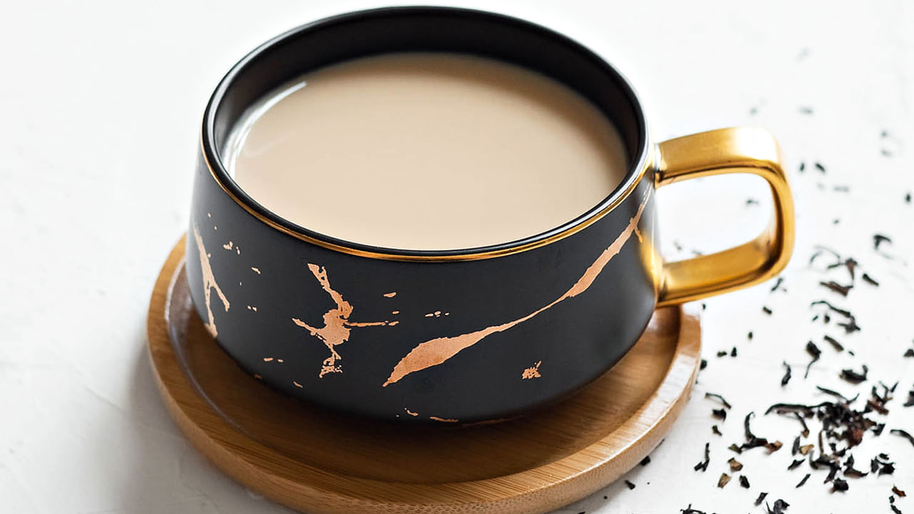 ఫుల్ క్రీమ్ పాలతో టీ తాగితే 30 కేలరీలు శరీరంలోకి చేరుతాయి. మీరు బరువు తగ్గాలని అనుకుంటే.. పాలతో కూడిన టీని తినకూడదు. ఇందుకు బదులుగా.. మీరు లైకోరైస్ టీ తాగడం ద్వారా బరువు పెరగడం గురించి ఆందోళన చెందాల్సిన అవసరం లేదు.