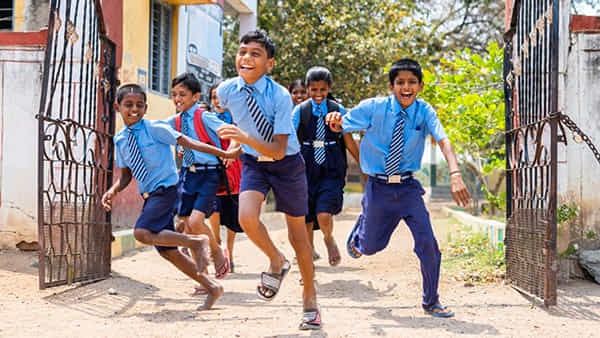 Telangana: విద్యార్ధులకు గుడ్ న్యూస్.. వరుసగా 2 రోజులు స్కూళ్లు, కాలేజీలకు సెలవు..
