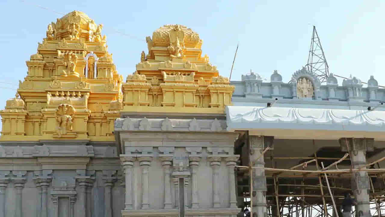 అక్కడ ఆలయాల్లోకి వెళ్లాలంటే డ్రెస్ కోడ్ ఉండాల్సిందే.. ఎందుకంటే ?