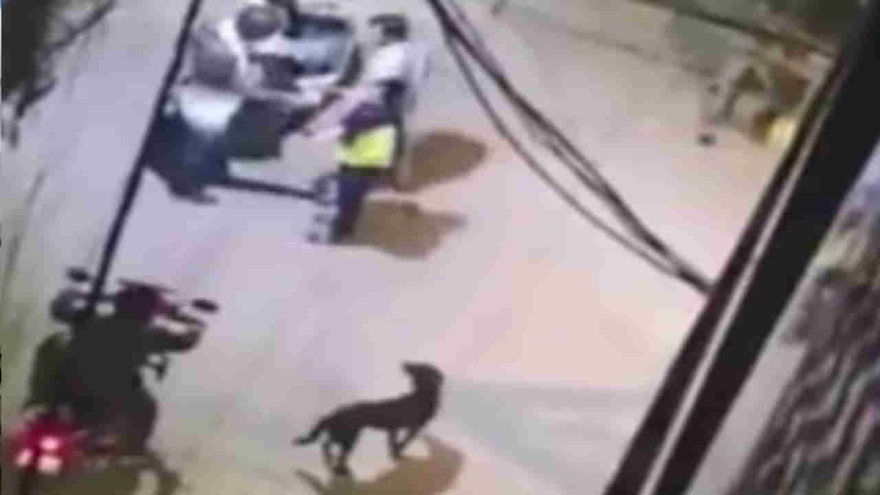 అర్థరాత్రి ఓ జంటను చూసి దోచుకెళ్లేందుకు యత్నించిన దుండగులు.. చివరికి వారికే డబ్బులు ఇచ్చేశారు..