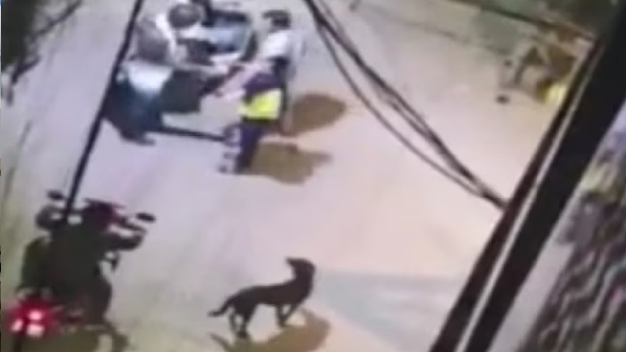 అర్థరాత్రి ఓ జంటను చూసి దోచుకెళ్లేందుకు యత్నించిన దుండగులు.. చివరికి వారికే డబ్బులు ఇచ్చేశారు..