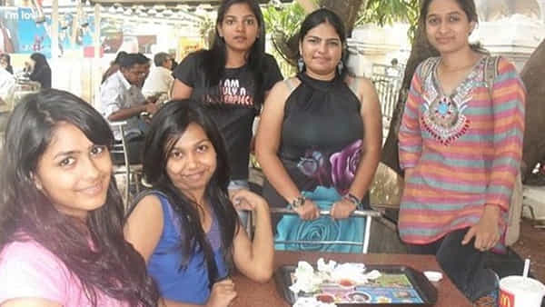 Tollywood: ఈ ఫోటోలోని స్టార్ హీరోయిన్ను గుర్తుపట్టగలరా.? ఒక్క సినిమాతో తిరుగులేని స్టార్డమ్.!