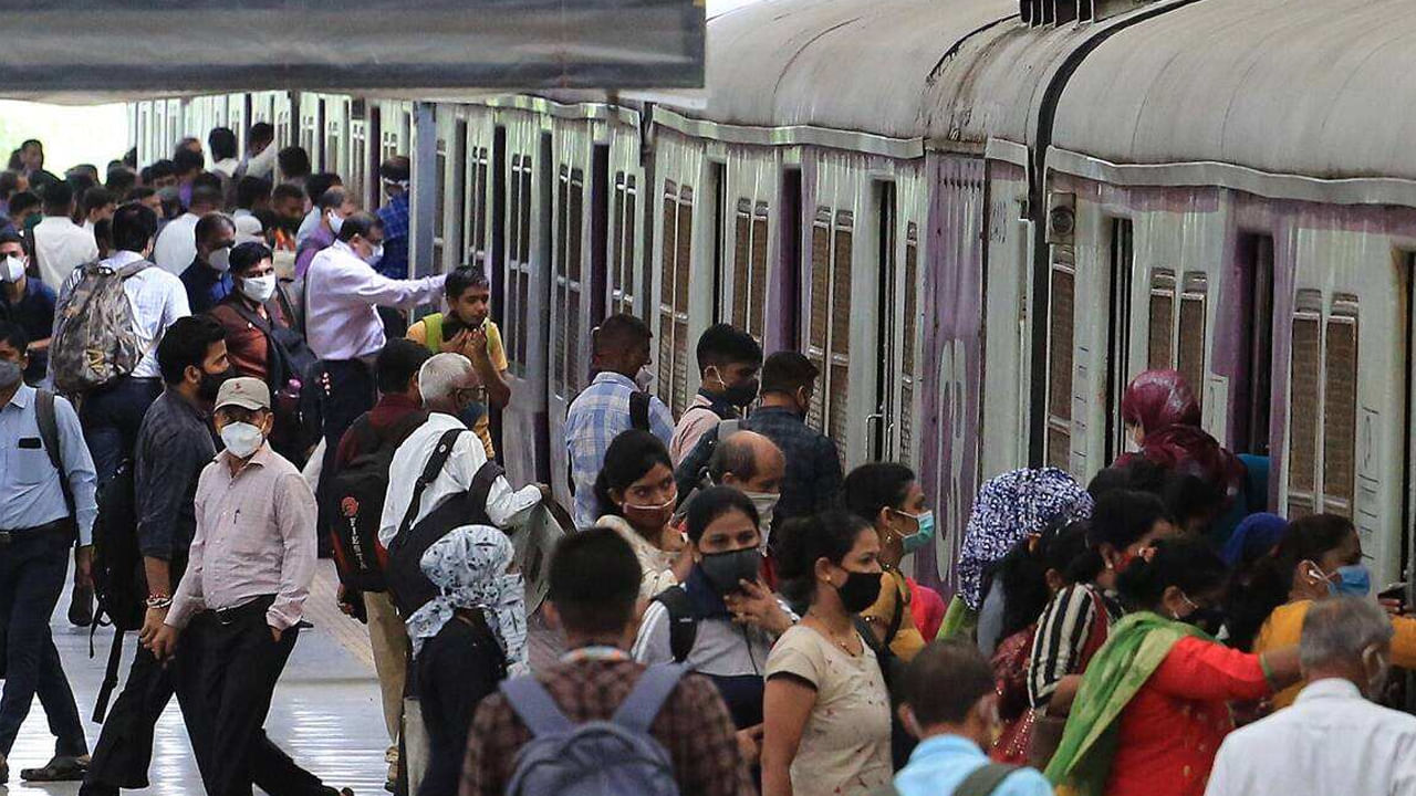 Mumbai Local Train: కదులుతున్న లోకల్ రైలులో యువతిపై లైంగిక దాడి..