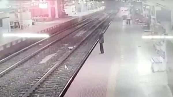 Viral Video: రైలు వస్తుంటే ట్రాక్ మీద పడుకున్న యువకుడు.. లేడీ కానిస్టేబుల్ సాహసం వీడియో వైరల్..