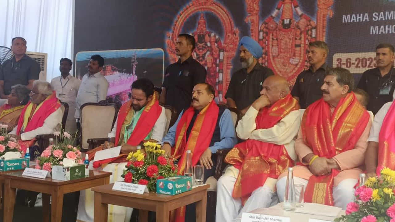 “జమ్మూలో జరిగిన శ్రీ వేంకటేశ్వర స్వామి వారి ప్రాణ ప్రతిష్టలో పాల్గొనడం నా అదృష్టంగా భావిస్తున్నాను. మహా సంప్రోక్షణలో భాగంగా విగ్రహ ప్రతిష్ఠాపన మహర్షి కశ్యపులకు నిలయమైన ఈ భూమిని ఉత్తేజపరుస్తుంది.’’ “ఇప్పుడు, కన్యాకుమారి నుంచి కాశ్మీర్ వరకు దేశవ్యాప్తంగా బాలాజీ దేవాలయాలు ఉన్నాయి. దీని వల్ల భక్తులు ఆలయంలో తమ ప్రార్థనలు నిర్వహించుకుని బాలాజీని దర్శించుకునే అవకాశం లభిస్తుంది. ఇది ఈ ప్రాంతంలో ఆధ్యాత్మిక పర్యాటకాన్ని పెంచేందుకు దోహదపడటంతోపాటు జమ్మూ కాశ్వీర్ వాసులు దర్శనం చేసుకోవడానికి వీలు కల్పిస్తుంది’’ అని కిషన్ రెడ్డి ట్విట్ చేశారు.