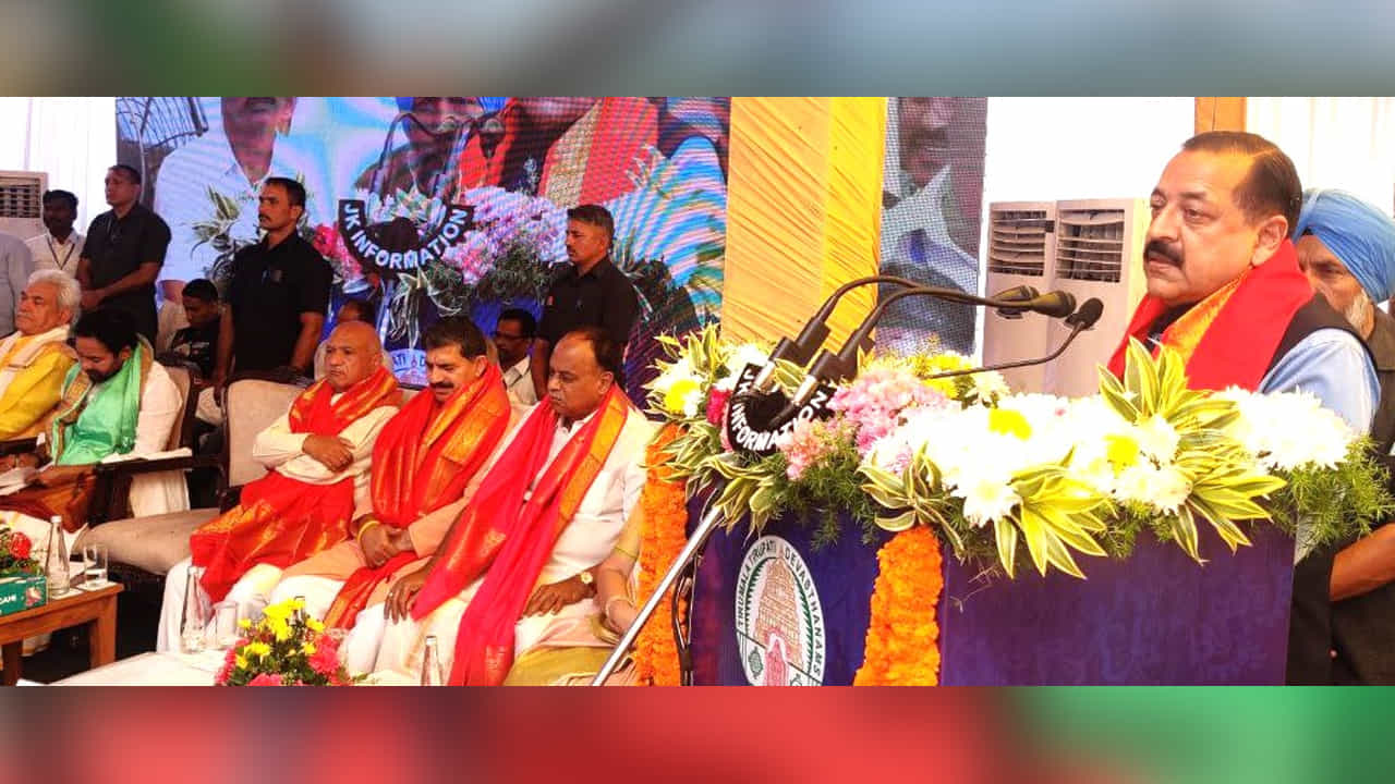 జమ్మూ లో శ్రీ వేంకటేశ్వర్ ఆలయాన్ని భక్తుల కోసం ఉచితంగా అందుబాటులోకి తీసుకొచ్చామని టీటీడీ చైర్మన్ వైవీ సుబ్బారెడ్డి తెలిపారు. తిరుమలలో అనుసరిస్తున్న విధానం, ఆచారాన్ని జమ్మూ ఆలయంలో కూడా అనుసరిస్తామన్నారు. ఈ పవిత్ర స్థలంలో తిరుపతి బాలాజీ ఆలయాన్ని టీటీడీ నిర్మించిందని తెలిపారు.