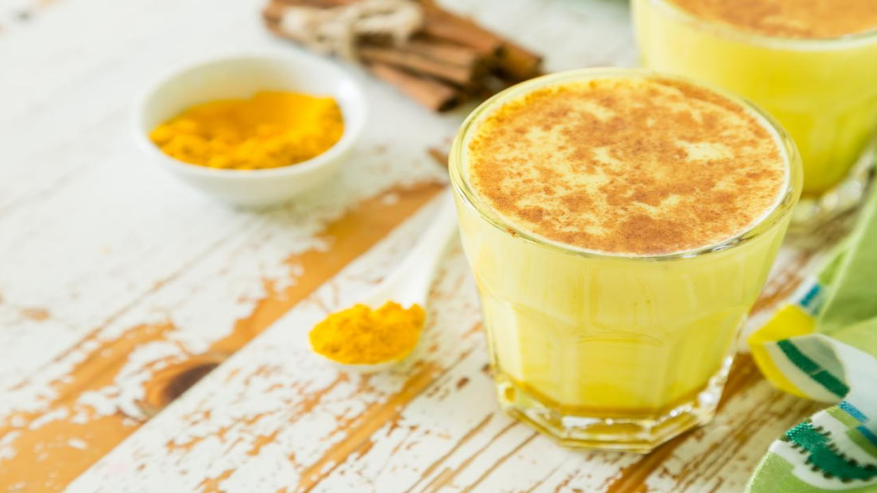 Turmeric Milk- పసుపు పాలు తాగితే జ్వరం నుండి ఉపశమనం పొందవచ్చు. ఇది శరీరంలో వేడిని పెంచడం ద్వారా ఇన్ఫెక్షన్‌ను తొలగిస్తుంది. ఈ ఆయుర్వేద ఔషధం ఒళ్లు నొప్పులను కూడా తగ్గించడంలో సహాయపడుతుంది. 