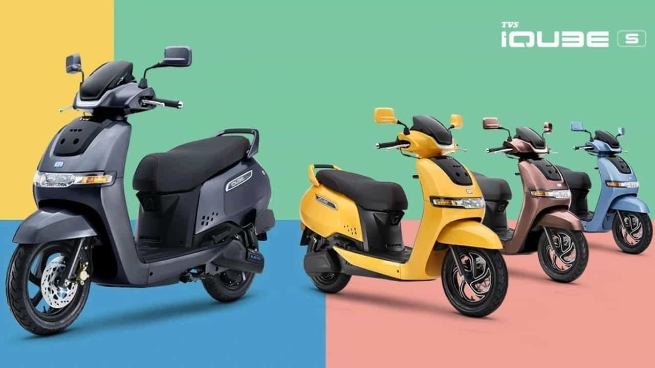Tvs Iqube- TVS iQube ఎలక్ట్రిక్ స్కూటర్ ఉంది. దీనిని రూ. 1.22 లక్షల నుండి రూ. 1.38 లక్షల ఎక్స్-షోరూమ్ ధరలో కొనుగోలు చేయవచ్చు. ఇందులో ఉన్న 5.1 kWh బ్యాటరీ ప్యాక్ 145 కిమీ వరకు రైడింగ్ రేంజ్ను అందించగలదు.