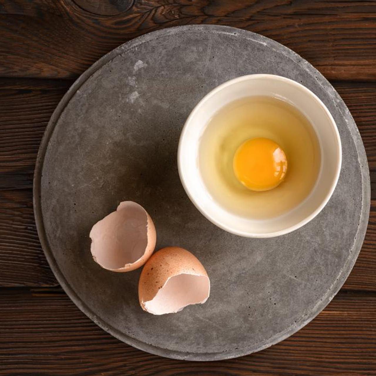 కోడి గుడ్డుని పచ్చిగా అలాగే కొట్టుకుని త్రాగవచ్చు అయితే ఒకవిషయం గుర్తు పెట్టుకోవాలి. కోడిగుడ్లతో సాల్మొనెల్లా అనే బ్యాక్టీరియా ఉంటుంది. అలా కోడిగుడ్డుని ఉడికిస్తే ఆ బ్యాక్టీరియా నశిస్తుంది.