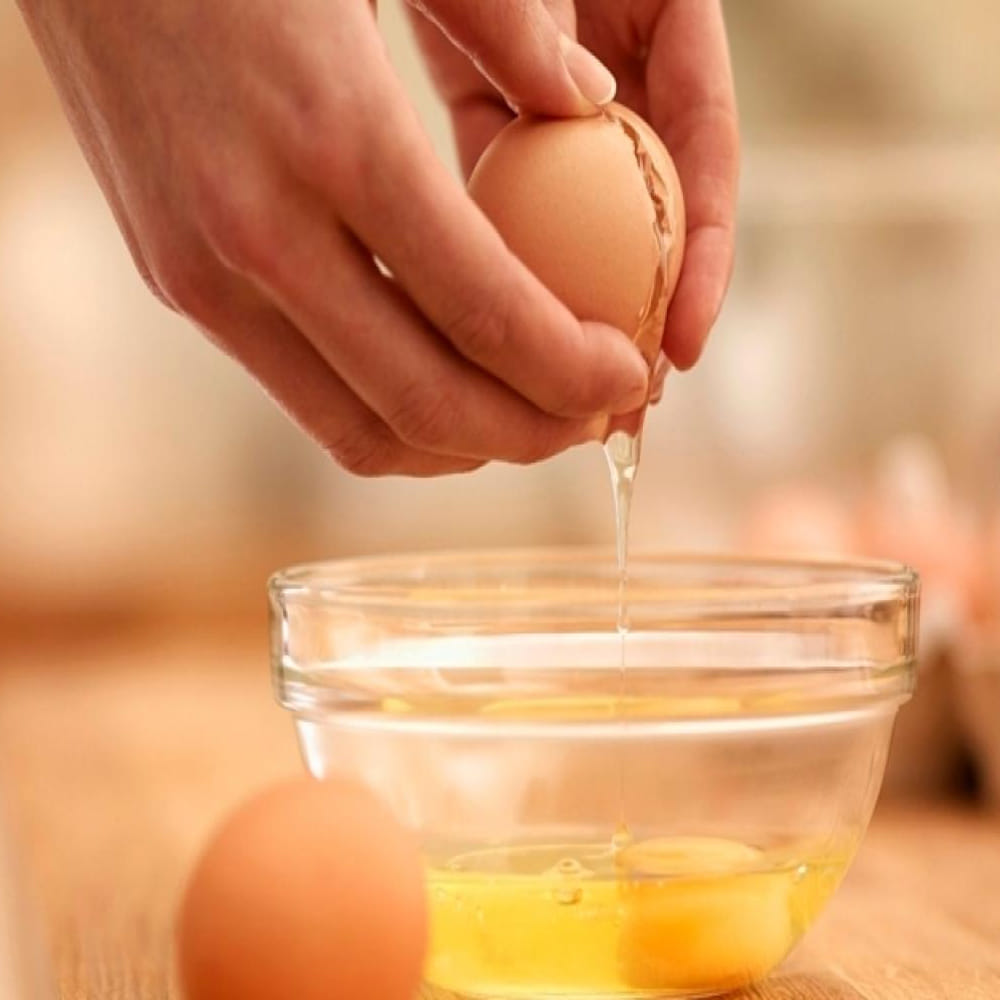 కోడి గుడ్డుని పచ్చిగా అలాగే కొట్టుకుని త్రాగవచ్చు అయితే ఒకవిషయం గుర్తు పెట్టుకోవాలి. కోడిగుడ్లతో సాల్మొనెల్లా అనే బ్యాక్టీరియా ఉంటుంది. అలా కోడిగుడ్డుని ఉడికిస్తే ఆ బ్యాక్టీరియా నశిస్తుంది.