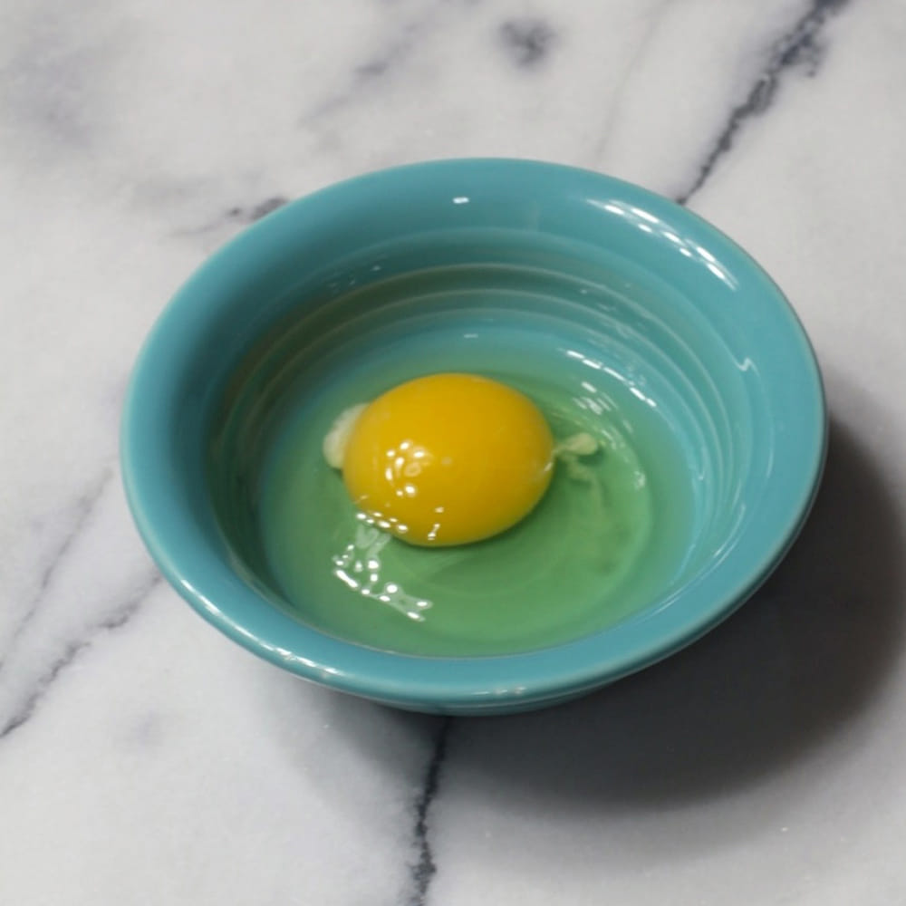 కోడి గుడ్డుని పచ్చిగా అలాగే కొట్టుకుని త్రాగవచ్చు అయితే ఒకవిషయం గుర్తు పెట్టుకోవాలి. కోడిగుడ్లతో సాల్మొనెల్లా అనే బ్యాక్టీరియా ఉంటుంది. అలా కోడిగుడ్డుని ఉడికిస్తే ఆ బ్యాక్టీరియా నశిస్తుంది.