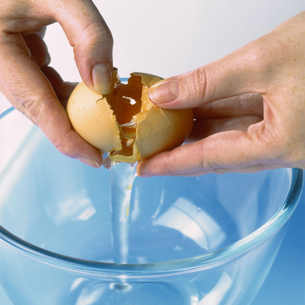 కోడి గుడ్డుని పచ్చిగా అలాగే కొట్టుకుని త్రాగవచ్చు అయితే ఒకవిషయం గుర్తు పెట్టుకోవాలి. కోడిగుడ్లతో సాల్మొనెల్లా అనే బ్యాక్టీరియా ఉంటుంది. అలా కోడిగుడ్డుని ఉడికిస్తే ఆ బ్యాక్టీరియా నశిస్తుంది.