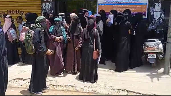 Hyderabad: హిజాబ్ ధరించారని పరీక్షకు నిరాకరణ.. హోంమంత్రి ఆలీకి ఫిర్యాదు చేసిన విద్యార్థినుల తల్లిదండ్రులు..