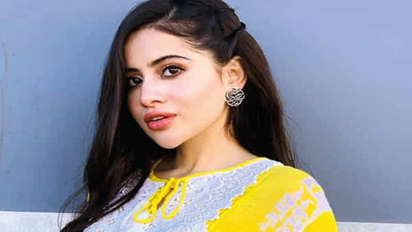 Urfi Javed Pics: ఉర్పీ వింత డ్రెస్సు.. హ్యాండ్బ్యాగ్తో స్కర్ట్, టాప్.. సూపర్ అంటున్న నెటిజన్లు..