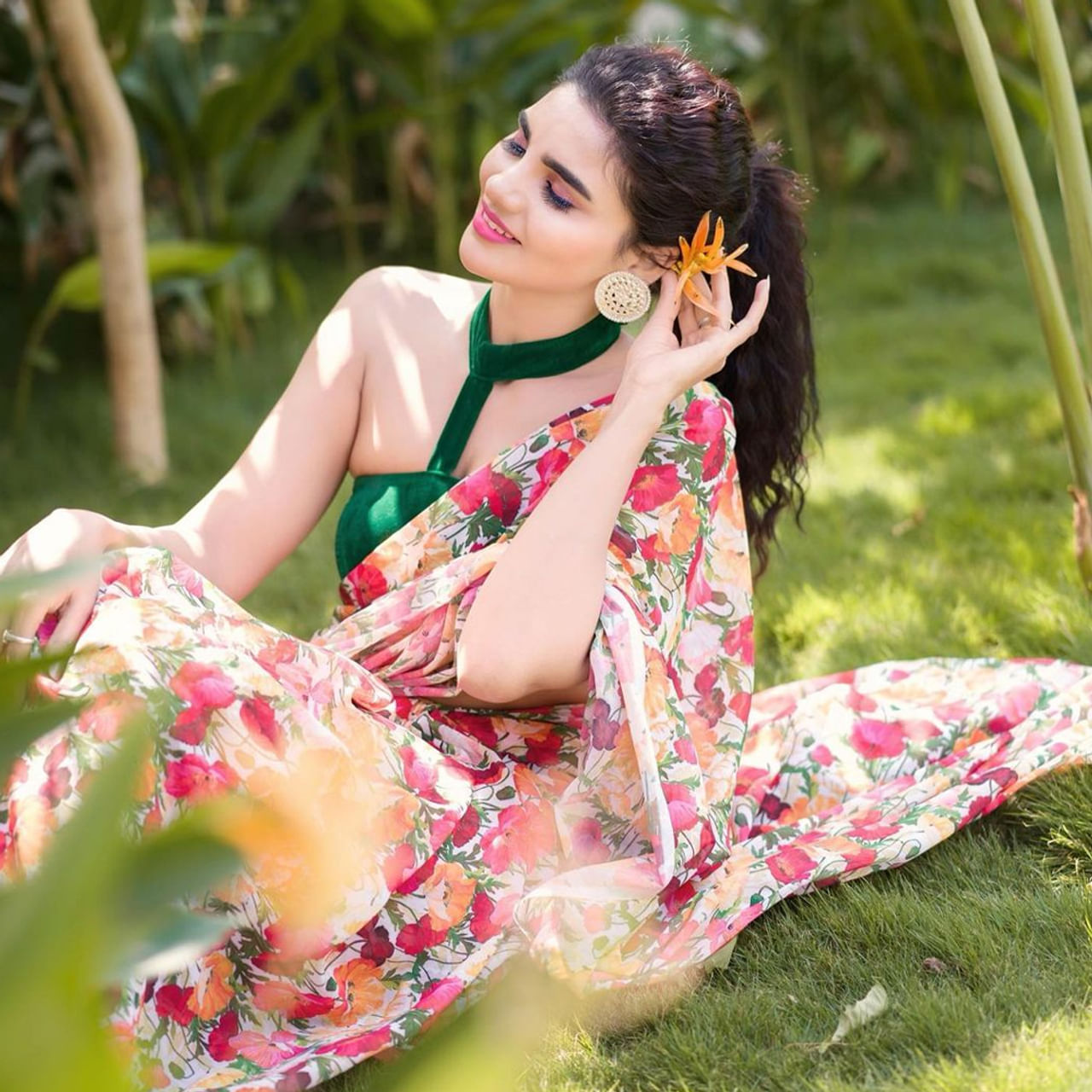 జబర్దస్త్ షోలో లేడీ కమెడియన్ గా వర్ష అందరికి సుపరిచితం. ప్రస్తుతం జబర్దస్త్, శ్రీదేవి డ్రామా కంపెనీ వంటి షోలలో చేస్తుంది ఈ భామ. ఇమ్మాన్యుయేల్ తో లవ్ ట్రాక్ ఈమె క్రేజ్‌ను మరింత పెంచింది. జబర్దస్త్ కంటే ముందు కొన్ని టీవీ సీరియల్స్ లో కూడా నటించింది ఈ అమ్మడు. తాజాగా ఈ ముద్దుగుమ్మ సోషల్ మీడియాలో షేర్ చేసిన ఫొటోలకు అభిమానులు ఫిదా అవుతున్నారు.