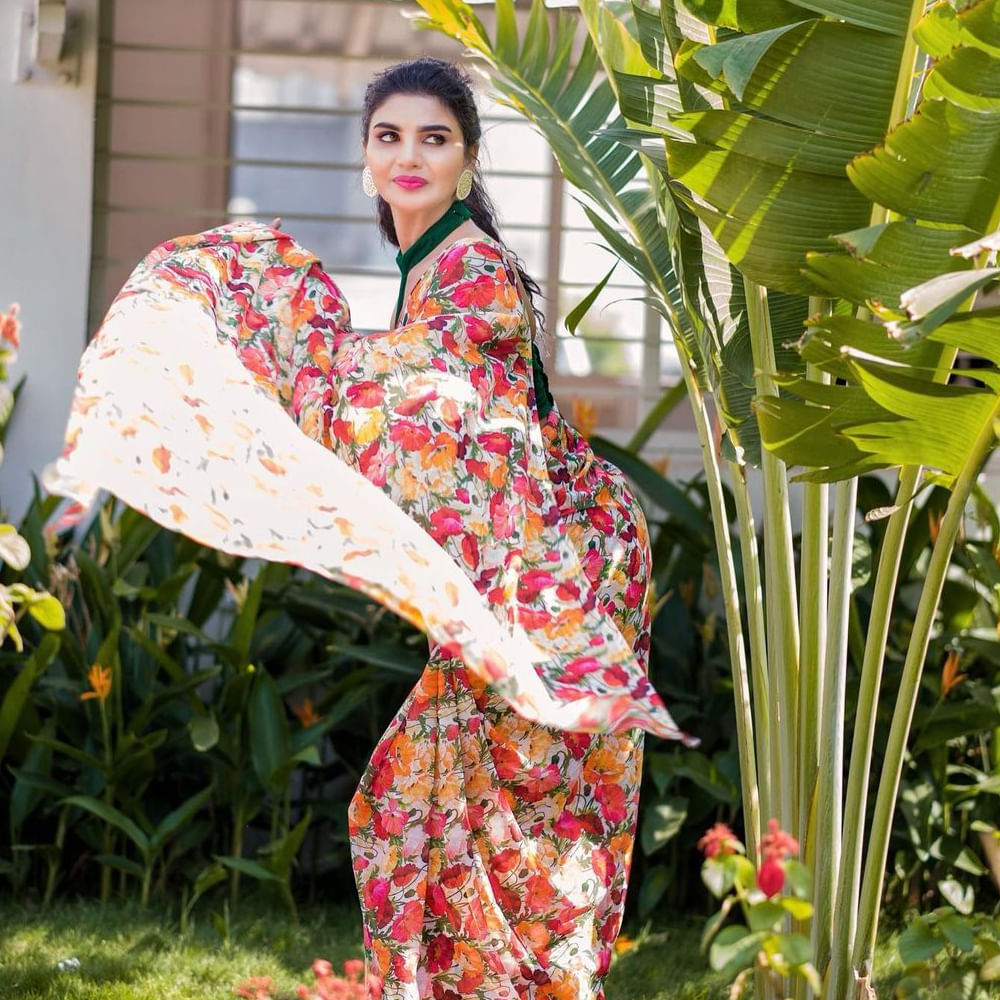 జబర్దస్త్ షోలో లేడీ కమెడియన్ గా వర్ష అందరికి సుపరిచితం. ప్రస్తుతం జబర్దస్త్, శ్రీదేవి డ్రామా కంపెనీ వంటి షోలలో చేస్తుంది ఈ భామ. ఇమ్మాన్యుయేల్ తో లవ్ ట్రాక్ ఈమె క్రేజ్‌ను మరింత పెంచింది. జబర్దస్త్ కంటే ముందు కొన్ని టీవీ సీరియల్స్ లో కూడా నటించింది ఈ అమ్మడు. తాజాగా ఈ ముద్దుగుమ్మ సోషల్ మీడియాలో షేర్ చేసిన ఫొటోలకు అభిమానులు ఫిదా అవుతున్నారు.