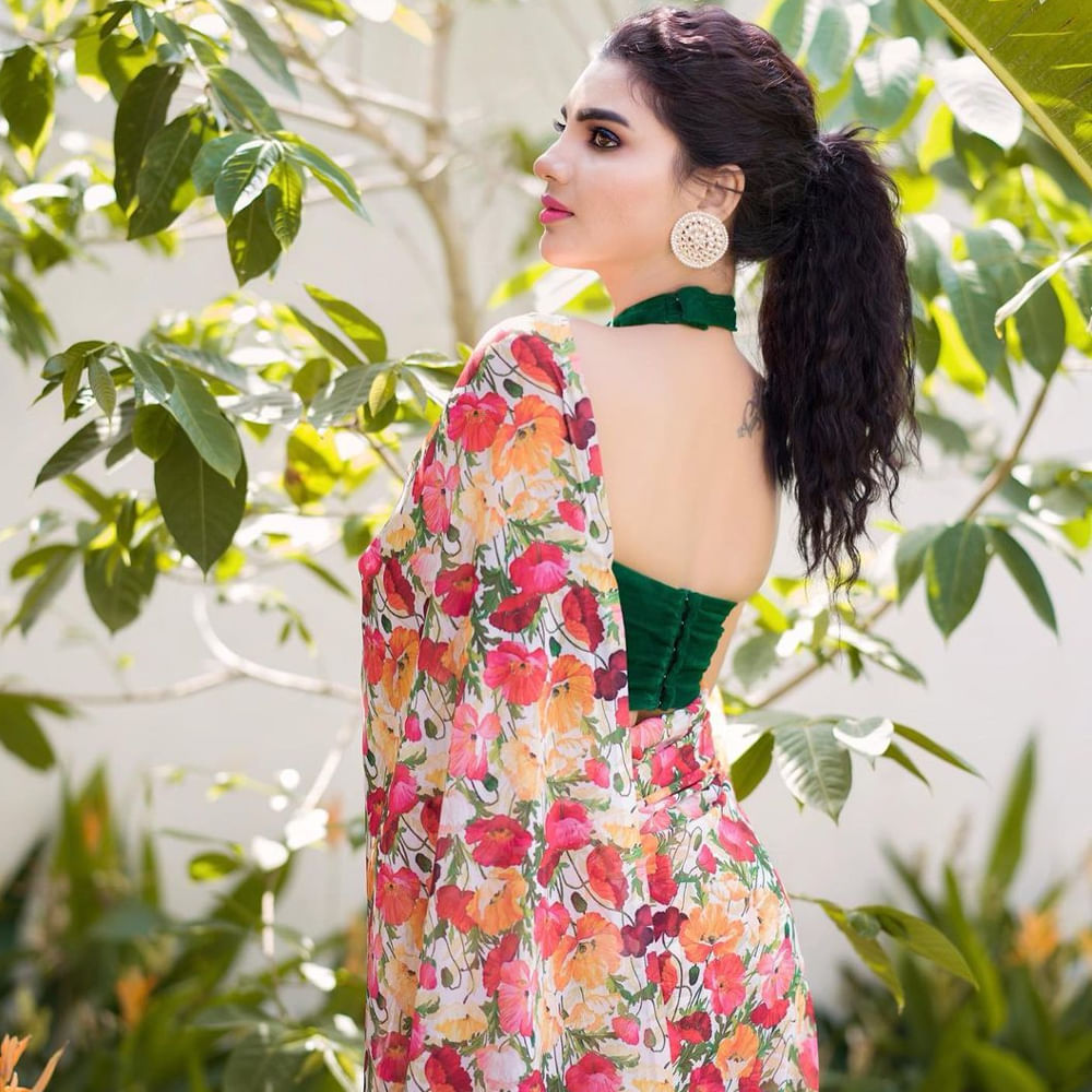 జబర్దస్త్ షోలో లేడీ కమెడియన్ గా వర్ష అందరికి సుపరిచితం. ప్రస్తుతం జబర్దస్త్, శ్రీదేవి డ్రామా కంపెనీ వంటి షోలలో చేస్తుంది ఈ భామ. ఇమ్మాన్యుయేల్ తో లవ్ ట్రాక్ ఈమె క్రేజ్‌ను మరింత పెంచింది. జబర్దస్త్ కంటే ముందు కొన్ని టీవీ సీరియల్స్ లో కూడా నటించింది ఈ అమ్మడు. తాజాగా ఈ ముద్దుగుమ్మ సోషల్ మీడియాలో షేర్ చేసిన ఫొటోలకు అభిమానులు ఫిదా అవుతున్నారు.