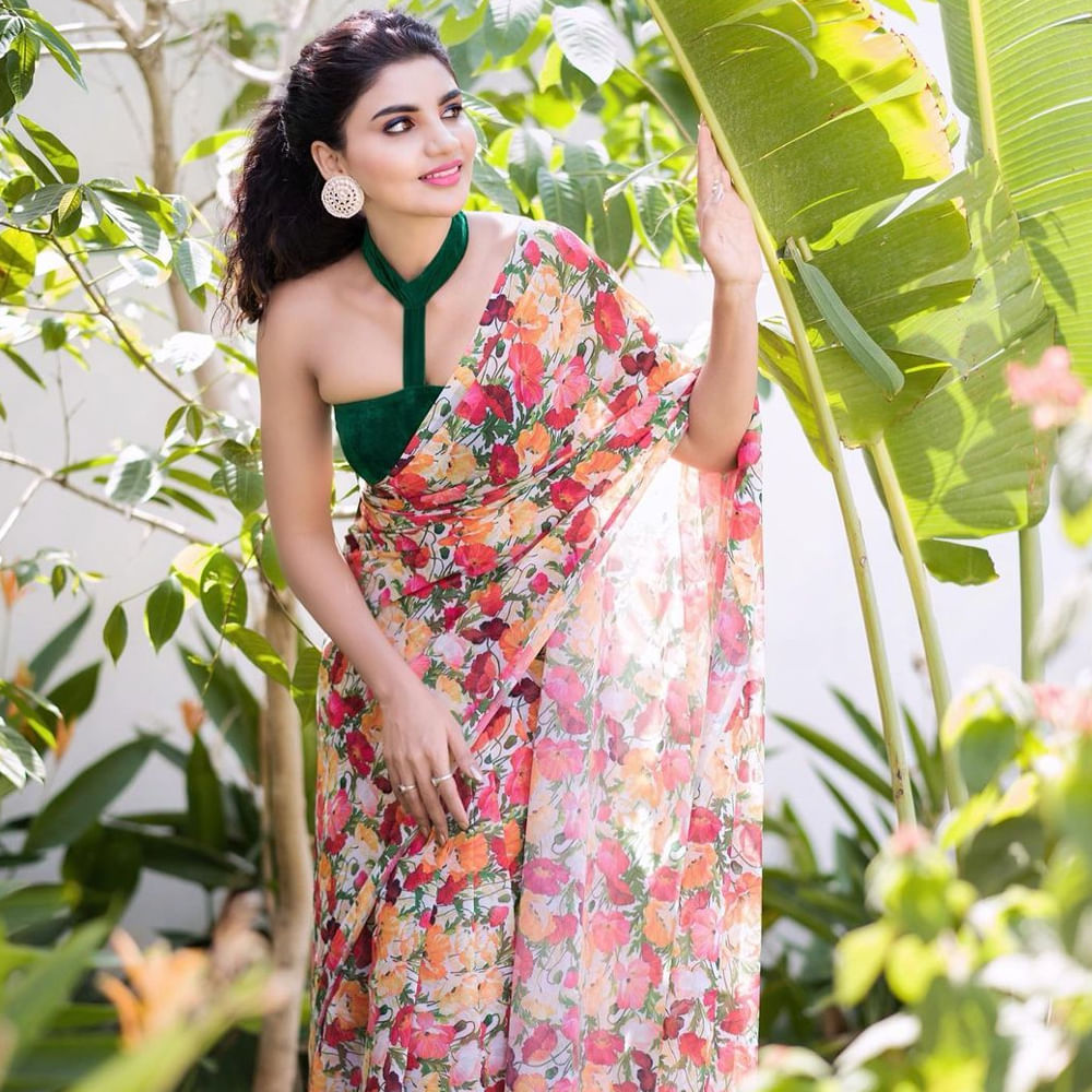 జబర్దస్త్ షోలో లేడీ కమెడియన్ గా వర్ష అందరికి సుపరిచితం. ప్రస్తుతం జబర్దస్త్, శ్రీదేవి డ్రామా కంపెనీ వంటి షోలలో చేస్తుంది ఈ భామ. ఇమ్మాన్యుయేల్ తో లవ్ ట్రాక్ ఈమె క్రేజ్‌ను మరింత పెంచింది. జబర్దస్త్ కంటే ముందు కొన్ని టీవీ సీరియల్స్ లో కూడా నటించింది ఈ అమ్మడు. తాజాగా ఈ ముద్దుగుమ్మ సోషల్ మీడియాలో షేర్ చేసిన ఫొటోలకు అభిమానులు ఫిదా అవుతున్నారు.