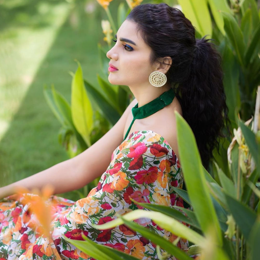 జబర్దస్త్ షోలో లేడీ కమెడియన్ గా వర్ష అందరికి సుపరిచితం. ప్రస్తుతం జబర్దస్త్, శ్రీదేవి డ్రామా కంపెనీ వంటి షోలలో చేస్తుంది ఈ భామ. ఇమ్మాన్యుయేల్ తో లవ్ ట్రాక్ ఈమె క్రేజ్‌ను మరింత పెంచింది. జబర్దస్త్ కంటే ముందు కొన్ని టీవీ సీరియల్స్ లో కూడా నటించింది ఈ అమ్మడు. తాజాగా ఈ ముద్దుగుమ్మ సోషల్ మీడియాలో షేర్ చేసిన ఫొటోలకు అభిమానులు ఫిదా అవుతున్నారు.