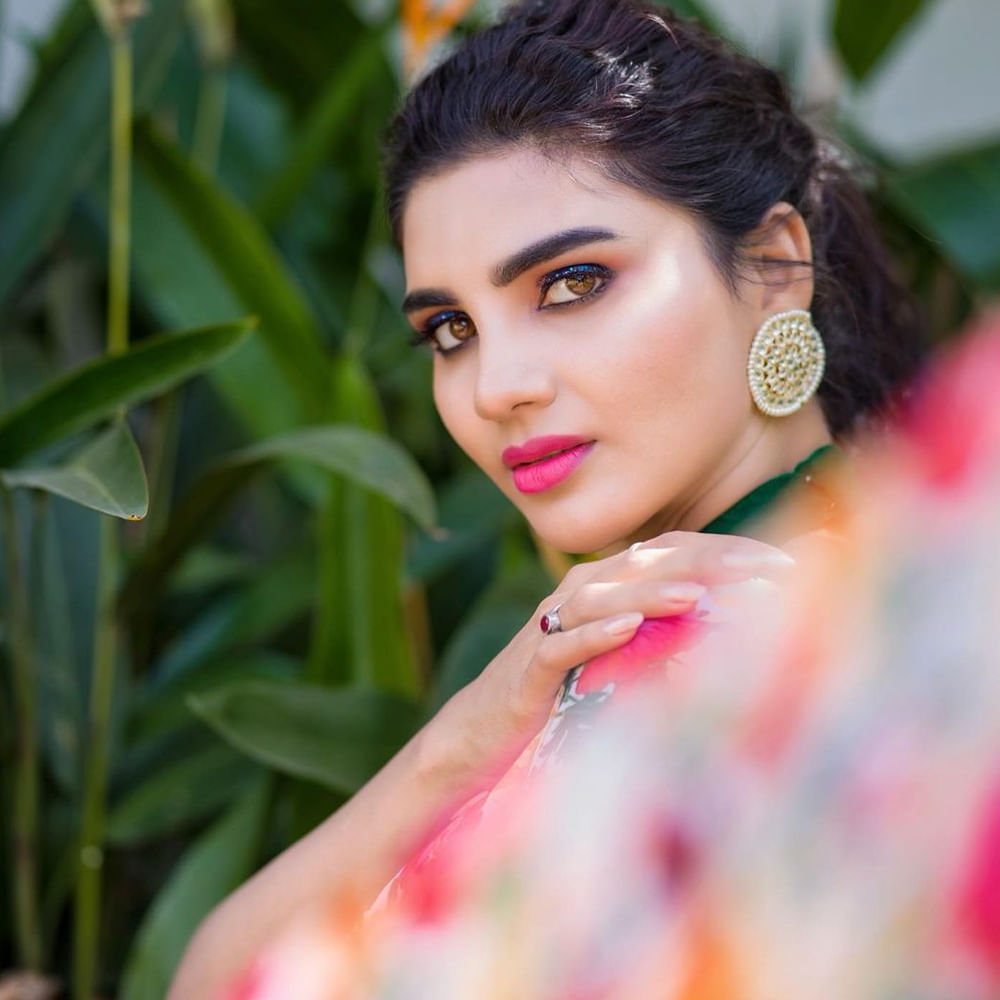 జబర్దస్త్ షోలో లేడీ కమెడియన్ గా వర్ష అందరికి సుపరిచితం. ప్రస్తుతం జబర్దస్త్, శ్రీదేవి డ్రామా కంపెనీ వంటి షోలలో చేస్తుంది ఈ భామ. ఇమ్మాన్యుయేల్ తో లవ్ ట్రాక్ ఈమె క్రేజ్‌ను మరింత పెంచింది. జబర్దస్త్ కంటే ముందు కొన్ని టీవీ సీరియల్స్ లో కూడా నటించింది ఈ అమ్మడు. తాజాగా ఈ ముద్దుగుమ్మ సోషల్ మీడియాలో షేర్ చేసిన ఫొటోలకు అభిమానులు ఫిదా అవుతున్నారు.