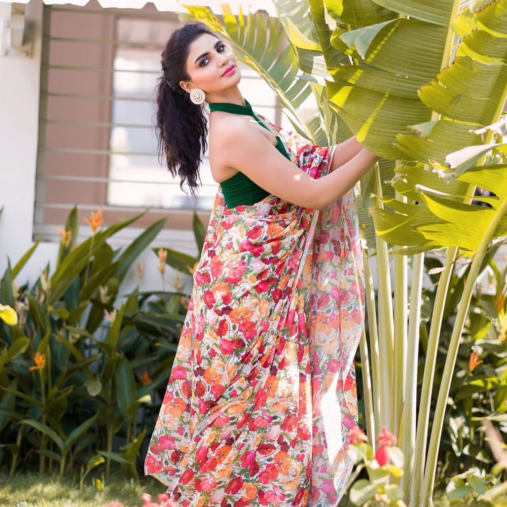 జబర్దస్త్ షోలో లేడీ కమెడియన్ గా వర్ష అందరికి సుపరిచితం. ప్రస్తుతం జబర్దస్త్, శ్రీదేవి డ్రామా కంపెనీ వంటి షోలలో చేస్తుంది ఈ భామ. ఇమ్మాన్యుయేల్ తో లవ్ ట్రాక్ ఈమె క్రేజ్‌ను మరింత పెంచింది. జబర్దస్త్ కంటే ముందు కొన్ని టీవీ సీరియల్స్ లో కూడా నటించింది ఈ అమ్మడు. తాజాగా ఈ ముద్దుగుమ్మ సోషల్ మీడియాలో షేర్ చేసిన ఫొటోలకు అభిమానులు ఫిదా అవుతున్నారు.