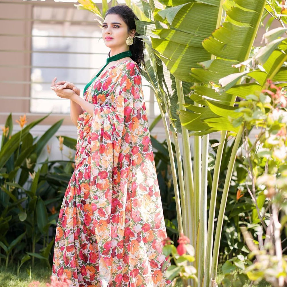 జబర్దస్త్ షోలో లేడీ కమెడియన్ గా వర్ష అందరికి సుపరిచితం. ప్రస్తుతం జబర్దస్త్, శ్రీదేవి డ్రామా కంపెనీ వంటి షోలలో చేస్తుంది ఈ భామ. ఇమ్మాన్యుయేల్ తో లవ్ ట్రాక్ ఈమె క్రేజ్‌ను మరింత పెంచింది. జబర్దస్త్ కంటే ముందు కొన్ని టీవీ సీరియల్స్ లో కూడా నటించింది ఈ అమ్మడు. తాజాగా ఈ ముద్దుగుమ్మ సోషల్ మీడియాలో షేర్ చేసిన ఫొటోలకు అభిమానులు ఫిదా అవుతున్నారు.