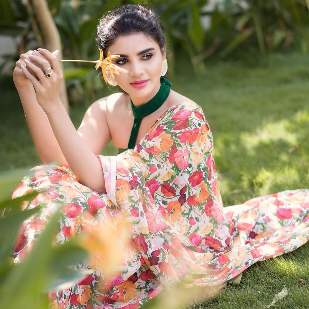 జబర్దస్త్ షోలో లేడీ కమెడియన్ గా వర్ష అందరికి సుపరిచితం. ప్రస్తుతం జబర్దస్త్, శ్రీదేవి డ్రామా కంపెనీ వంటి షోలలో చేస్తుంది ఈ భామ. ఇమ్మాన్యుయేల్ తో లవ్ ట్రాక్ ఈమె క్రేజ్‌ను మరింత పెంచింది. జబర్దస్త్ కంటే ముందు కొన్ని టీవీ సీరియల్స్ లో కూడా నటించింది ఈ అమ్మడు. తాజాగా ఈ ముద్దుగుమ్మ సోషల్ మీడియాలో షేర్ చేసిన ఫొటోలకు అభిమానులు ఫిదా అవుతున్నారు.