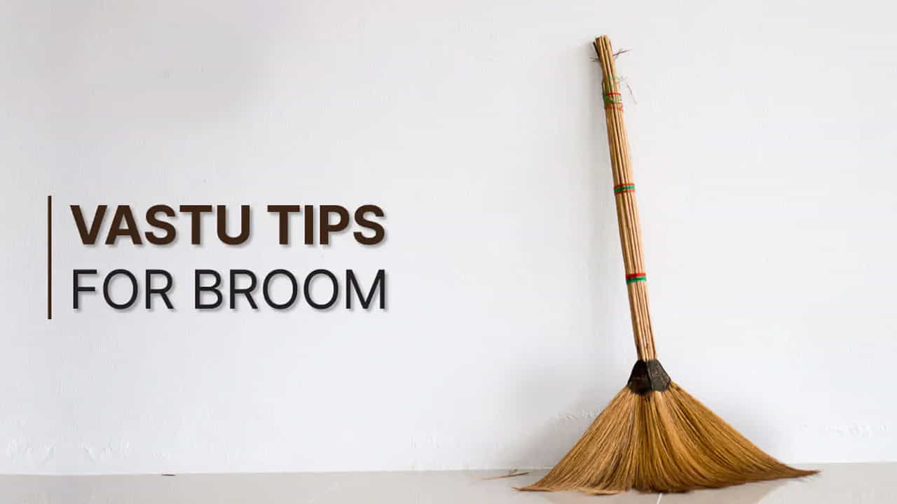 Vastu Tips for Broom: హిందూ మతంలో చీపురుకు ప్రత్యేక ప్రాముఖ్యత ఉంది. చీపురుని లక్ష్మీ దేవికి రూపంగా పరిగణిస్తారు. అయితే, చీపురుకు సంబంధించిన కొన్ని నియమాలు పాటిస్తే ఇంట్లో ఆనందం, శ్రేయస్సు ఎప్పుడూ ఉంటుంది. కొన్నిసార్లు వాస్తుకు సంబంధించి చేసే తప్పులు.. ఆర్థిక సంక్షోభానికి, అనారోగ్యానికి కారణం అవుతుంది. మరి ఎలాంటి మిస్టేక్స్ చేయొద్దో ఇప్పుడు మనం తెలుసుకుందాం..