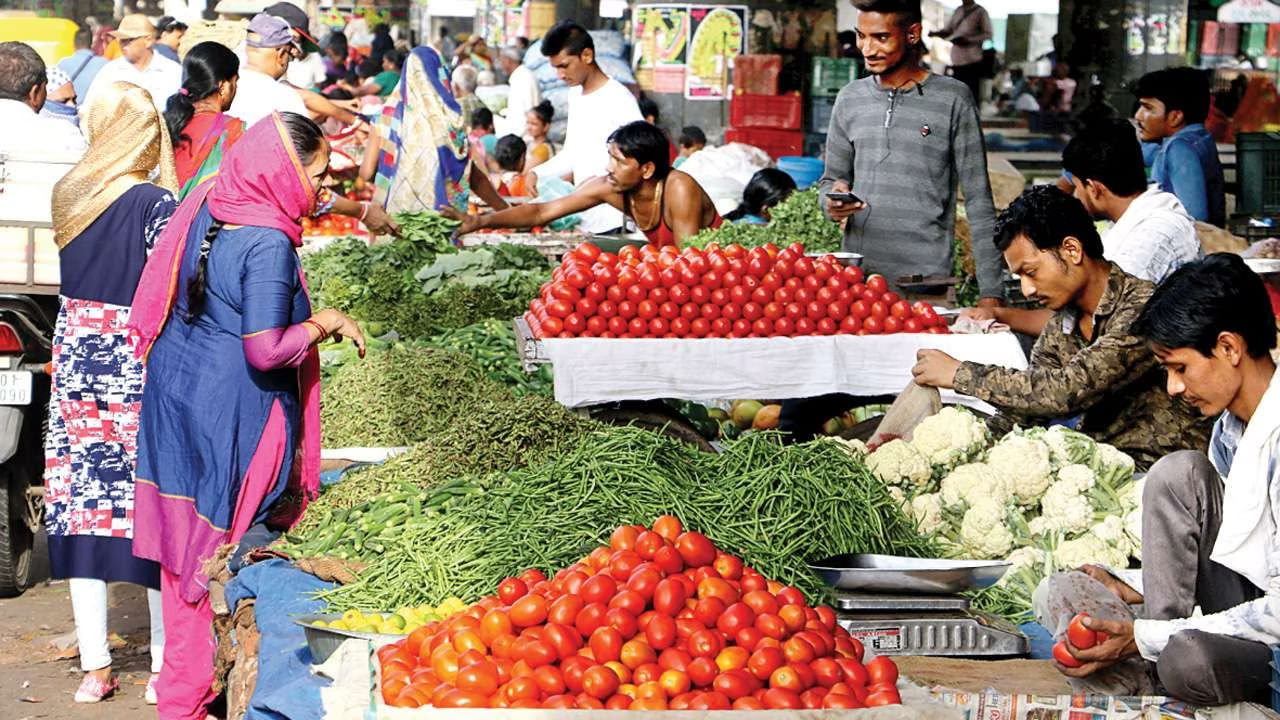 టమోటా తర్వాత, ఇప్పుడు ఉల్లిపాయలు, వెల్లుల్లి, అల్లం సహా అన్ని ఆకుపచ్చ కూరగాయలు ధర రెట్టింపు కంటే ఎక్కువ అయ్యాయి. అన్ని రకాల కూరగాయలతో పాటు.. కొత్తిమీర, అల్లం, వెల్లుల్లి సహా అనేక వస్తువుల ధరలు ఆకాశాన్ని తాకుతూ దూసుకుపోతున్నాయి. ఈ నేపథ్యంలో సామాన్యులు ఏమి కొనేటట్లు లేదు.. ఏమి తినేటట్లు లేదంటూ వాపోతున్నారు. 
