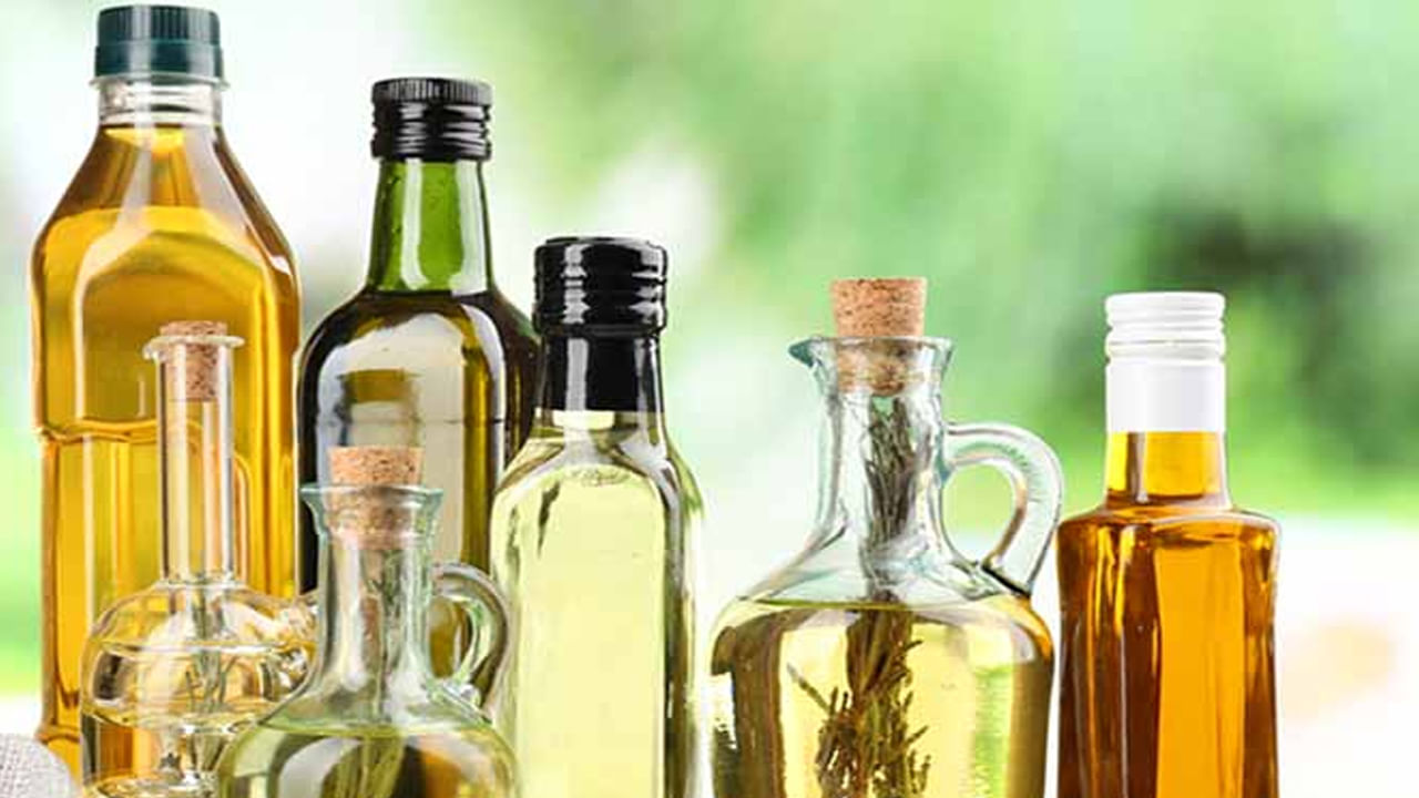 Vegetable Oil- ​వెజిటేబుల్ ఆయిల్​కొంతమంది సోయాబీన్, మొక్కజొన్న, పామాయిల్ వంటి వెజిటేబుల్ ఆయిల్ వాడుతుంటారు. కానీ ఇవి ప్రమాదకరం. ఆరోగ్యం కోసం ఆవాల నూనె, వేరుశనగ, ఆలివ్ నూనె వంటివి వాడటం మంచిది. నెయ్యి కూడా తగ్గించాలి.