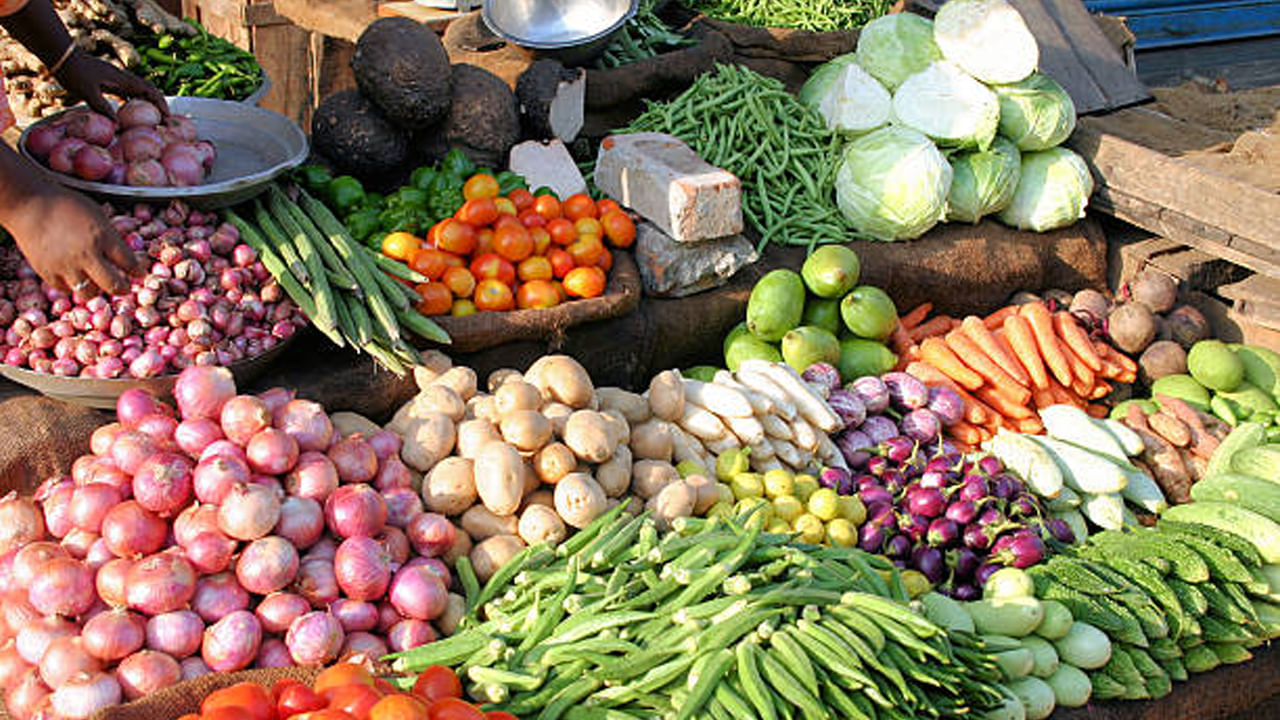 Vegetables: మండిపోతున్న కూరగాయల ధరలు.. పచ్చి మిర్చి అయితే మరీ దారుణం