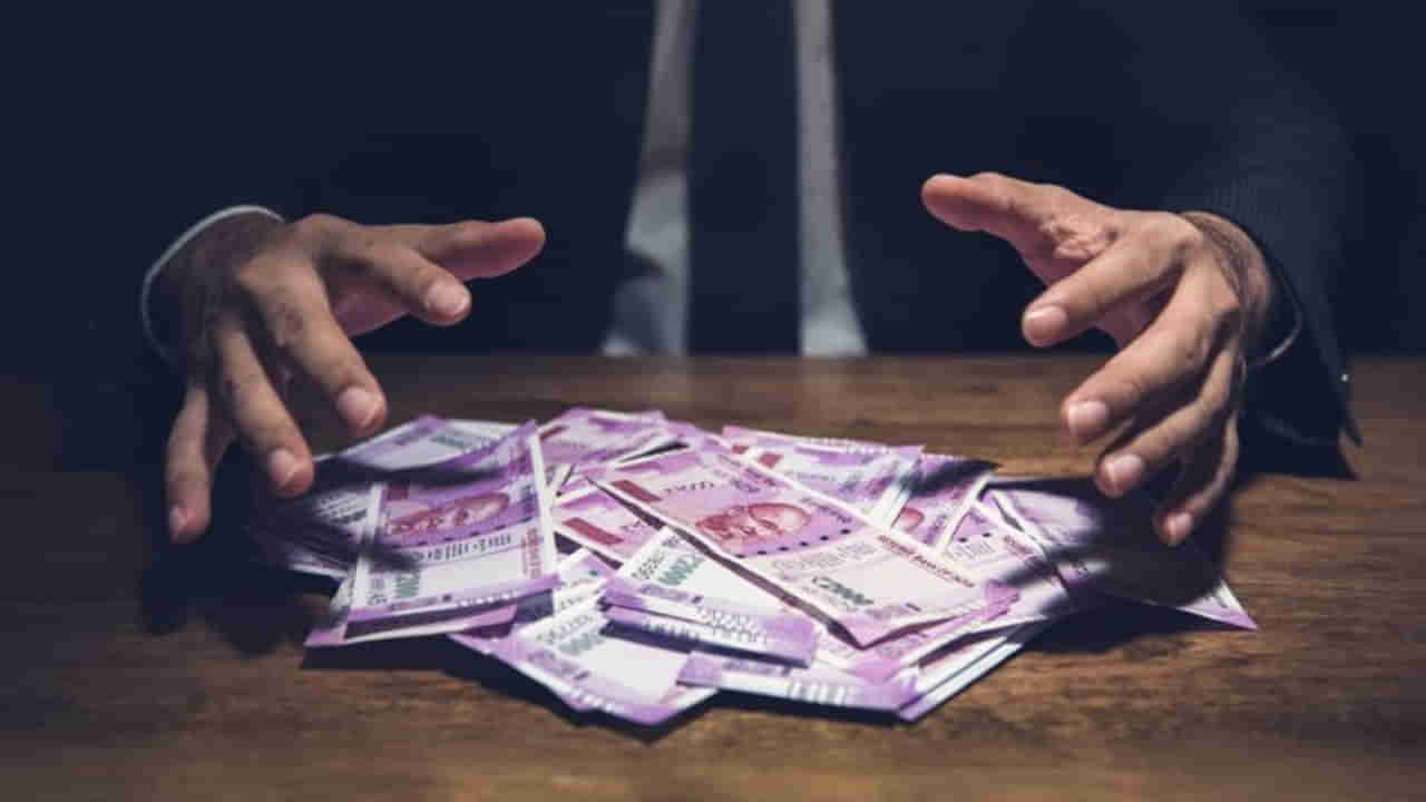 Vigilance Attacks: విజిలెన్స్ దాడులకు భయపడి.. పక్కింట్లోకి రూ. 2 కోట్ల నగదు విసిరేశాడు.. కట్‌చేస్తే.. ఊహించని షాక్..