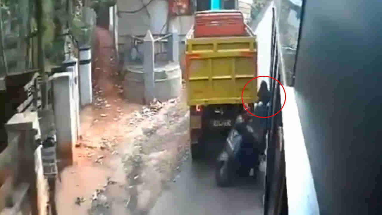 Viral Video: చావు తప్పి కన్ను లొట్ట పడటమంటే ఇదే.. రెప్పపాటులో యమలోకానికి.!