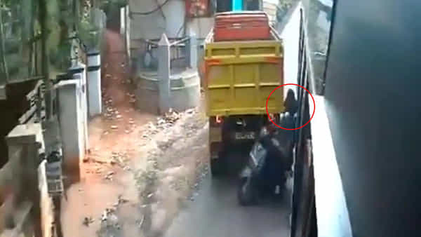 Viral Video: చావు తప్పి కన్ను లొట్ట పడటమంటే ఇదే.. రెప్పపాటులో యమలోకానికి.!