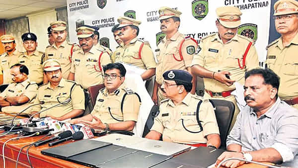 Vizag: గ్రాసరీ బిజినెస్ అంటూ ఇంటిని రెంట్కు తీసుకున్నారు.. గుట్టు చప్పుడు కాకుండా ఆ పనులు.. చివరకు..