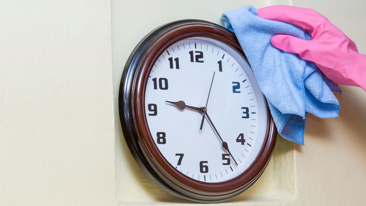 Wall Clock Cleaning గోడ గడియారంపై దుమ్ము, ధూళి పేరుకుపోయిందా