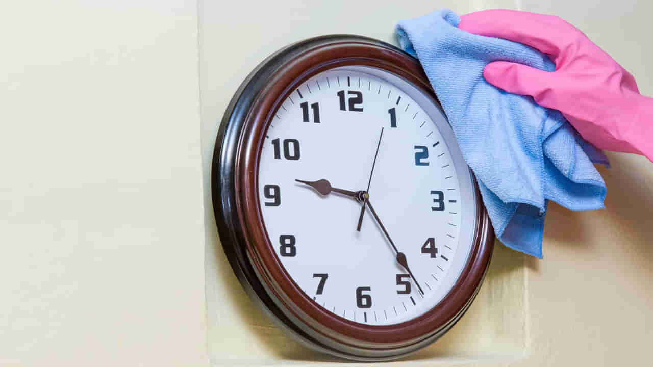 Wall Clock Cleaning: గోడ గడియారంపై దుమ్ము, ధూళి పేరుకుపోయిందా..  శుభ్రపరిచేటప్పుడు ఈ విషయాలను గుర్తుంచుకోండి