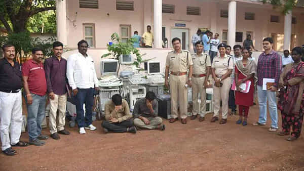 Telangana: లింగనిర్ధారణ కేంద్రాలపై పోలీసుల ఉక్కుపాదం.. స్కానింగ్ మిషిన్లు విక్రయిస్తున్న ఇద్దరి అరెస్ట్.