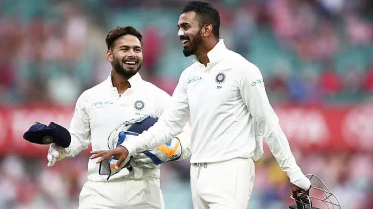 టీమిండియా వికెట్ కీపర్ బ్యాట్స్మెన్ రిషబ్ పంత్ ప్రస్తుత జట్టులో లేడు. అలాగే అదనపు వికెట్ కీపర్, బ్యాట్స్మెన్గా ఎంపికైన కేఎల్ రాహుల్ గాయం కారణంగా ఫైనల్కు దూరమయ్యాడు.