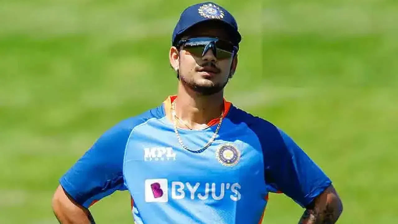 మరోవైపు ఇషాన్ కిషన్ ఇంకా టెస్టు క్రికెట్‌లో అరంగేట్రం చేయలేదు. అయితే వన్డే, టీ20 క్రికెట్‌లో టీమ్‌ఇండియాకు కీపింగ్ బాధ్యతను చాలాసార్లు నిర్వహించాడు. మొత్తం 17 క్యాచ్‌లు, 4 స్టంపింగ్‌లు చేశాడు.