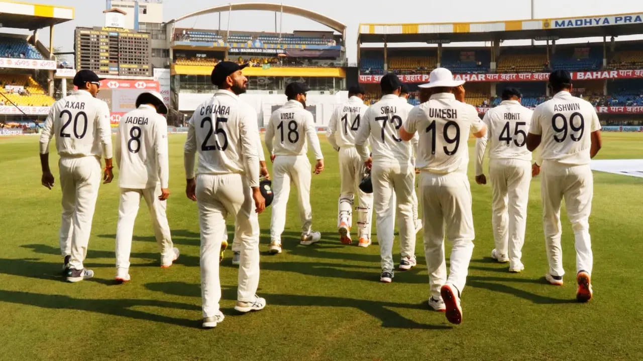 ప్రపంచ టెస్టు ఛాంపియన్‌షిప్‌కు భారత జట్టు: రోహిత్ శర్మ (కెప్టెన్), శుభ్‌మన్ గిల్, ఛెతేశ్వర్ పుజారా, విరాట్ కోహ్లీ, అజింక్యా రహానే, కేఎస్ భరత్ (వికెట్ కీపర్), రవిచంద్రన్ అశ్విన్, రవీంద్ర జడేజా, అక్షర్ పటేల్, శార్దూల్ ఠాకూర్, మహ్మద్ షమీ, మహ్మద్ సిరాజ్, ఉమేష్ యాదవ్, జయదేవ్ ఉనద్కత్, ఇషాన్ కిషన్ (వికెట్ కీపర్).