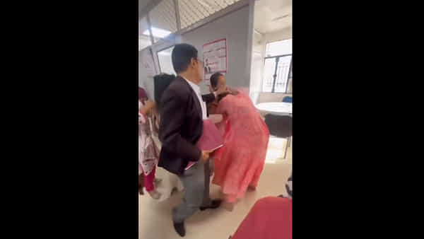 Watch Video: కోర్టులో పొట్టు పొట్టుగా కొట్టుకున్న మహిళలు.. మధ్యలో వచ్చి లాయర్నూ దంచేశారుగా..