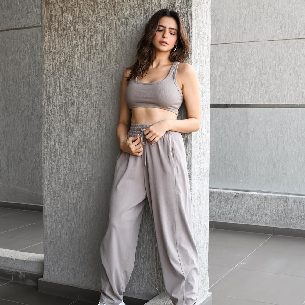 వయసు పెరుగుతున్నా అందాల ఆరబోత ఏమాత్రం తగ్గని ముద్దుగుమ్మ లో ఆమ్నా షరీఫ్.. రోజు రోజుకు అందాల ఆరబోత పెంచేస్తూ నెట్టింట రచ్చ చేస్తున్న చిన్నది. తాజాగా షేర్ చేసిన ఫోటోలు చూపరులకు చెమటలు పట్టించేస్తున్నాయి.