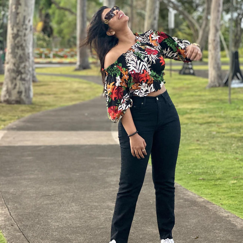 తమిళ బ్యూటీ ఐశ్వర్య రాజేశ్ గురించి ప్రత్యేకంగా చెప్పాల్సిన పని లేదు.. తన నటనతో అందరిని ఆకట్టుకున్నది ఈ చిన్నది.. నిత్యం బ్యూటిఫుల్ ఫోటోస్ షేర్ చేస్తూ అందరిని బాగా ఆకట్టుకుంటుంది. ప్రస్తుతం వరుస సినిమాలతో బిజీ గా ఉంది ఈ చిన్నది.. తాజాగా షేర్ చేసిన అట్రాక్టివ్ ఫోటోస్ సోషల్ మీడియాలో వైరల్ అవుతున్నాయి..