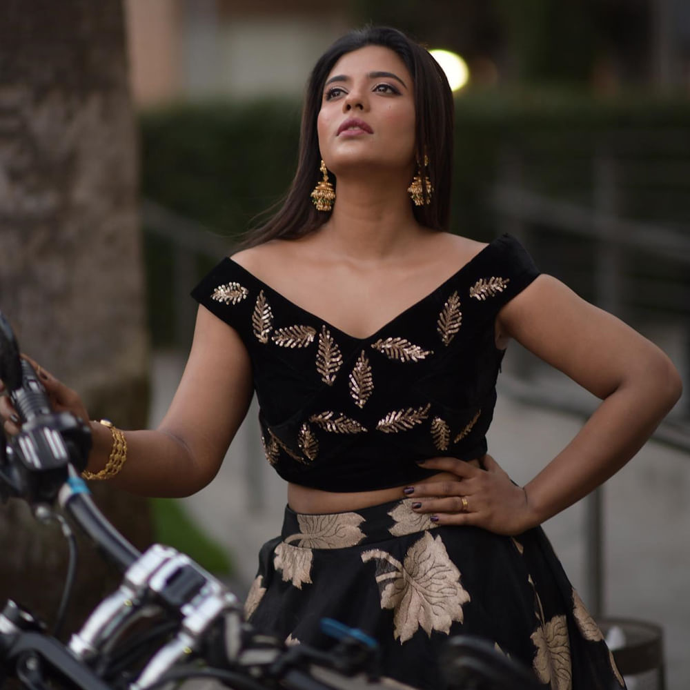 తమిళ బ్యూటీ ఐశ్వర్య రాజేశ్ గురించి ప్రత్యేకంగా చెప్పాల్సిన పని లేదు.. తన నటనతో అందరిని ఆకట్టుకున్నది ఈ చిన్నది.. నిత్యం బ్యూటిఫుల్ ఫోటోస్ షేర్ చేస్తూ అందరిని బాగా ఆకట్టుకుంటుంది. ప్రస్తుతం వరుస సినిమాలతో బిజీ గా ఉంది ఈ చిన్నది.. తాజాగా షేర్ చేసిన అట్రాక్టివ్ ఫోటోస్ సోషల్ మీడియాలో వైరల్ అవుతున్నాయి..