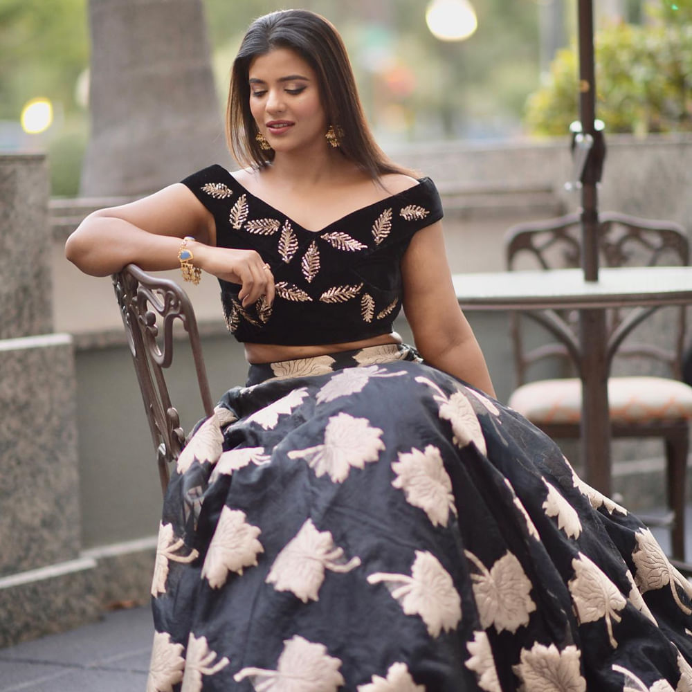 తమిళ బ్యూటీ ఐశ్వర్య రాజేశ్ గురించి ప్రత్యేకంగా చెప్పాల్సిన పని లేదు.. తన నటనతో అందరిని ఆకట్టుకున్నది ఈ చిన్నది.. నిత్యం బ్యూటిఫుల్ ఫోటోస్ షేర్ చేస్తూ అందరిని బాగా ఆకట్టుకుంటుంది. ప్రస్తుతం వరుస సినిమాలతో బిజీ గా ఉంది ఈ చిన్నది.. తాజాగా షేర్ చేసిన అట్రాక్టివ్ ఫోటోస్ సోషల్ మీడియాలో వైరల్ అవుతున్నాయి..