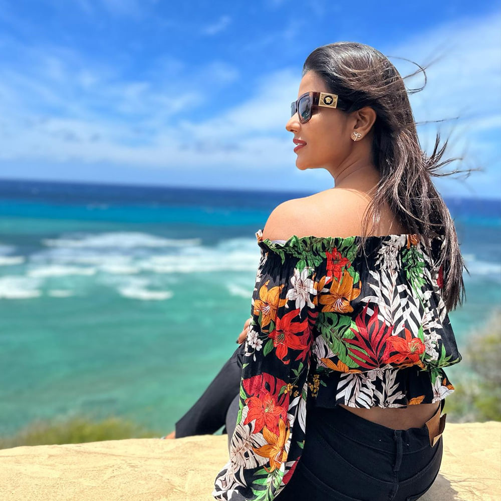 తమిళ బ్యూటీ ఐశ్వర్య రాజేశ్ గురించి ప్రత్యేకంగా చెప్పాల్సిన పని లేదు.. తన నటనతో అందరిని ఆకట్టుకున్నది ఈ చిన్నది.. నిత్యం బ్యూటిఫుల్ ఫోటోస్ షేర్ చేస్తూ అందరిని బాగా ఆకట్టుకుంటుంది. ప్రస్తుతం వరుస సినిమాలతో బిజీ గా ఉంది ఈ చిన్నది.. తాజాగా షేర్ చేసిన అట్రాక్టివ్ ఫోటోస్ సోషల్ మీడియాలో వైరల్ అవుతున్నాయి..