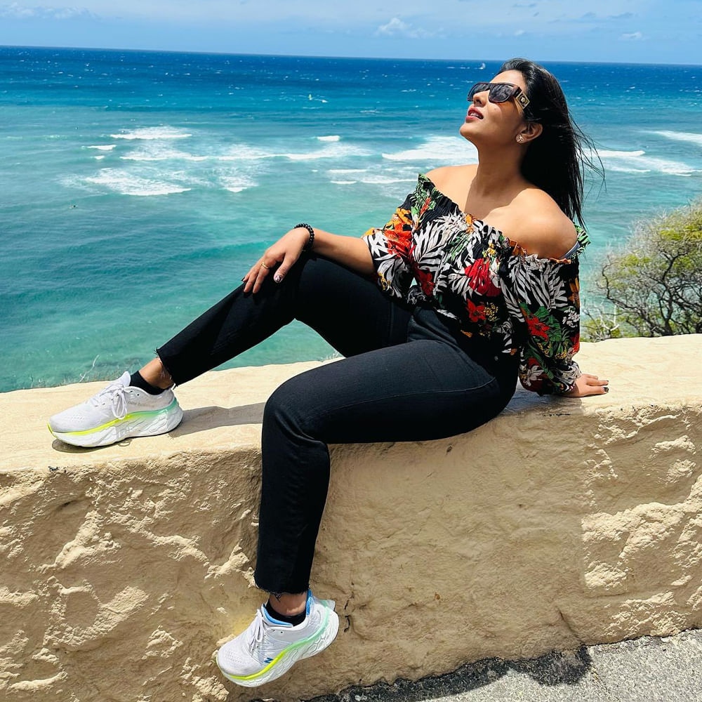 తమిళ బ్యూటీ ఐశ్వర్య రాజేశ్ గురించి ప్రత్యేకంగా చెప్పాల్సిన పని లేదు.. తన నటనతో అందరిని ఆకట్టుకున్నది ఈ చిన్నది.. నిత్యం బ్యూటిఫుల్ ఫోటోస్ షేర్ చేస్తూ అందరిని బాగా ఆకట్టుకుంటుంది. ప్రస్తుతం వరుస సినిమాలతో బిజీ గా ఉంది ఈ చిన్నది.. తాజాగా షేర్ చేసిన అట్రాక్టివ్ ఫోటోస్ సోషల్ మీడియాలో వైరల్ అవుతున్నాయి..